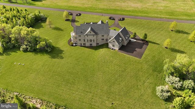 10 STONEBRIDGE CROSSING RD, Newtown, PA 18940
