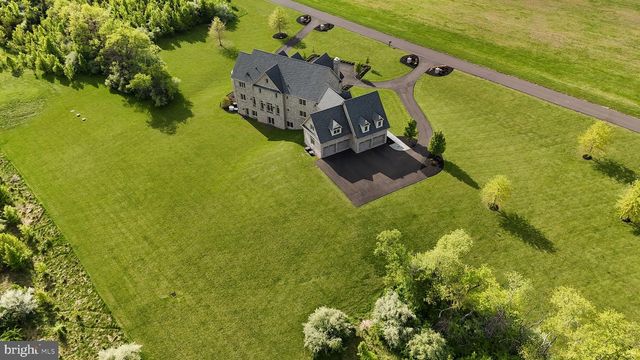 10 STONEBRIDGE CROSSING RD, Newtown, PA 18940