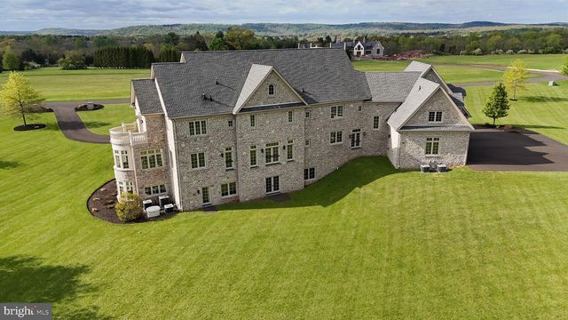 10 STONEBRIDGE CROSSING RD, Newtown, PA 18940