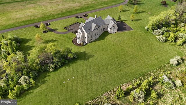 10 STONEBRIDGE CROSSING RD, Newtown, PA 18940