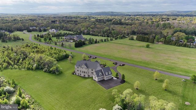 10 STONEBRIDGE CROSSING RD, Newtown, PA 18940
