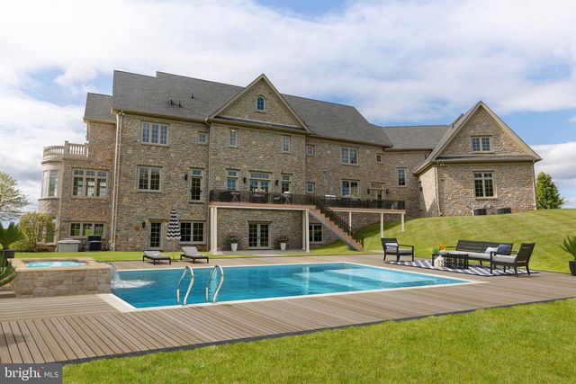 10 STONEBRIDGE CROSSING RD, Newtown, PA 18940