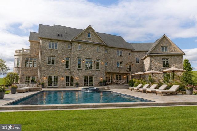 10 STONEBRIDGE CROSSING RD, Newtown, PA 18940