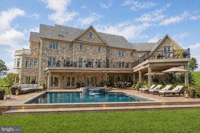 10 STONEBRIDGE CROSSING RD, Newtown, PA 18940