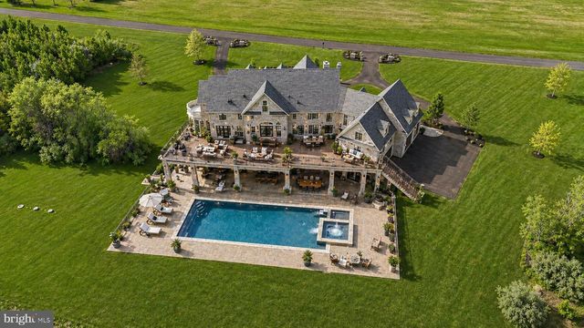 10 STONEBRIDGE CROSSING RD, Newtown, PA 18940