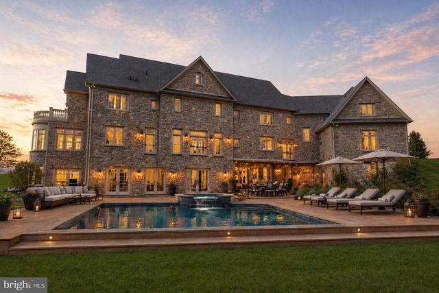 10 STONEBRIDGE CROSSING RD, Newtown, PA 18940
