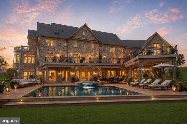 10 STONEBRIDGE CROSSING RD, Newtown, PA 18940