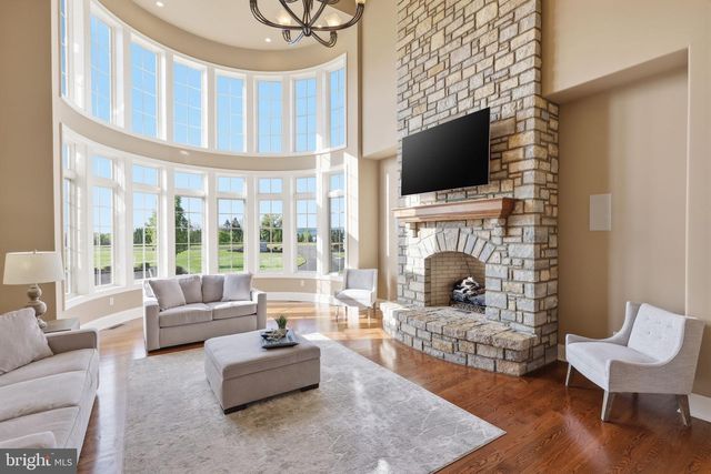 10 STONEBRIDGE CROSSING RD, Newtown, PA 18940