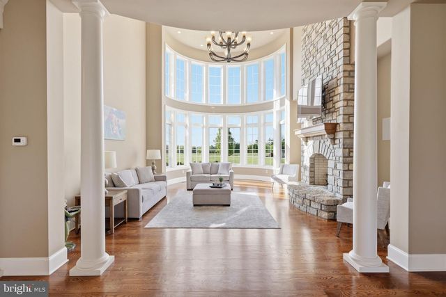 10 STONEBRIDGE CROSSING RD, Newtown, PA 18940