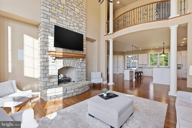 10 STONEBRIDGE CROSSING RD, Newtown, PA 18940
