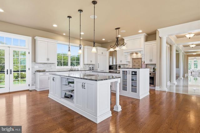 10 STONEBRIDGE CROSSING RD, Newtown, PA 18940