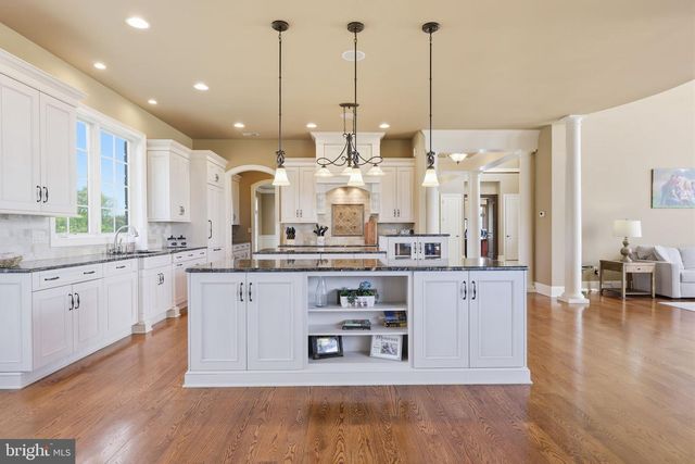 10 STONEBRIDGE CROSSING RD, Newtown, PA 18940