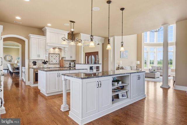 10 STONEBRIDGE CROSSING RD, Newtown, PA 18940