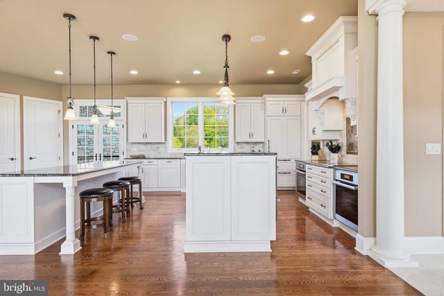 10 STONEBRIDGE CROSSING RD, Newtown, PA 18940