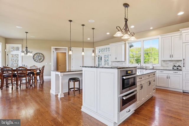 10 STONEBRIDGE CROSSING RD, Newtown, PA 18940