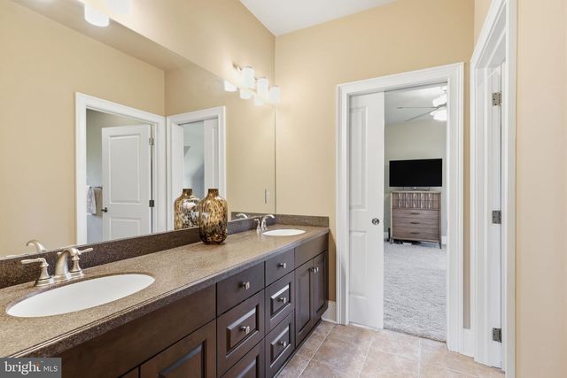 10 STONEBRIDGE CROSSING RD, Newtown, PA 18940