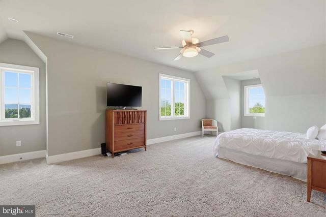 10 STONEBRIDGE CROSSING RD, Newtown, PA 18940