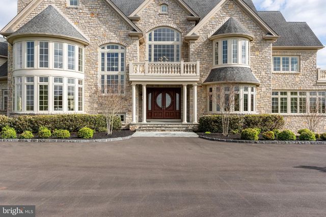 10 STONEBRIDGE CROSSING RD, Newtown, PA 18940