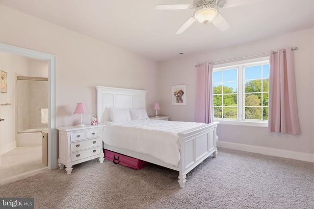 10 STONEBRIDGE CROSSING RD, Newtown, PA 18940