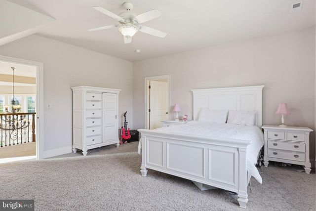 10 STONEBRIDGE CROSSING RD, Newtown, PA 18940