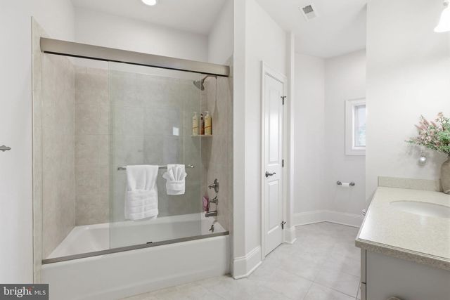 10 STONEBRIDGE CROSSING RD, Newtown, PA 18940