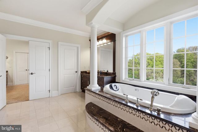 10 STONEBRIDGE CROSSING RD, Newtown, PA 18940