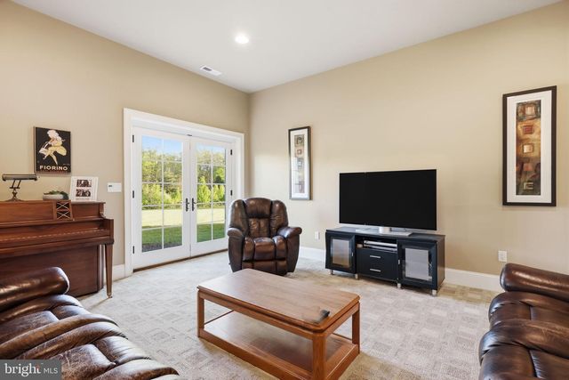 10 STONEBRIDGE CROSSING RD, Newtown, PA 18940