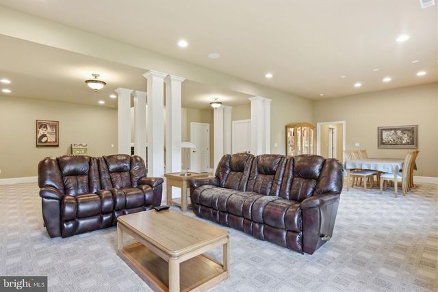 10 STONEBRIDGE CROSSING RD, Newtown, PA 18940