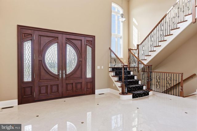10 STONEBRIDGE CROSSING RD, Newtown, PA 18940