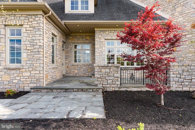 10 STONEBRIDGE CROSSING RD, Newtown, PA 18940