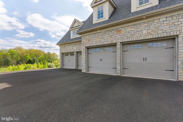 10 STONEBRIDGE CROSSING RD, Newtown, PA 18940