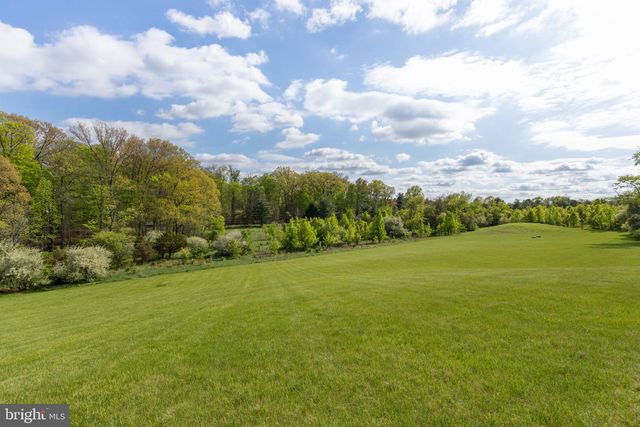 10 STONEBRIDGE CROSSING RD, Newtown, PA 18940