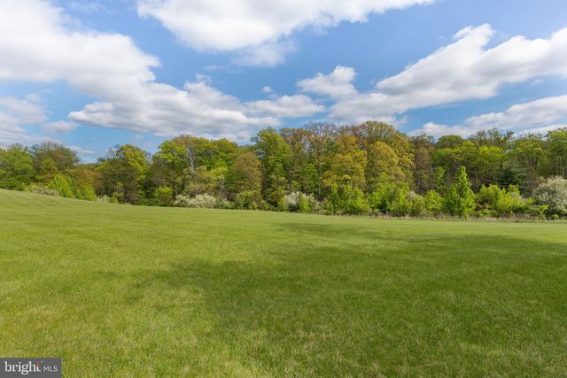 10 STONEBRIDGE CROSSING RD, Newtown, PA 18940