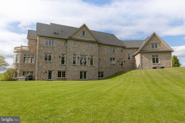 10 STONEBRIDGE CROSSING RD, Newtown, PA 18940