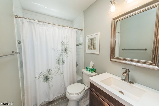 171 Skyline Lake Dr, Ringwood Boro, NJ 07456