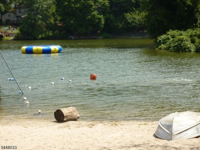 171 Skyline Lake Dr, Ringwood Boro, NJ 07456