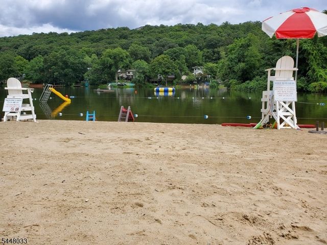 171 Skyline Lake Dr, Ringwood Boro, NJ 07456