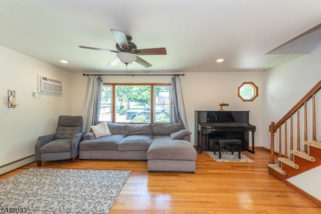 171 Skyline Lake Dr, Ringwood Boro, NJ 07456