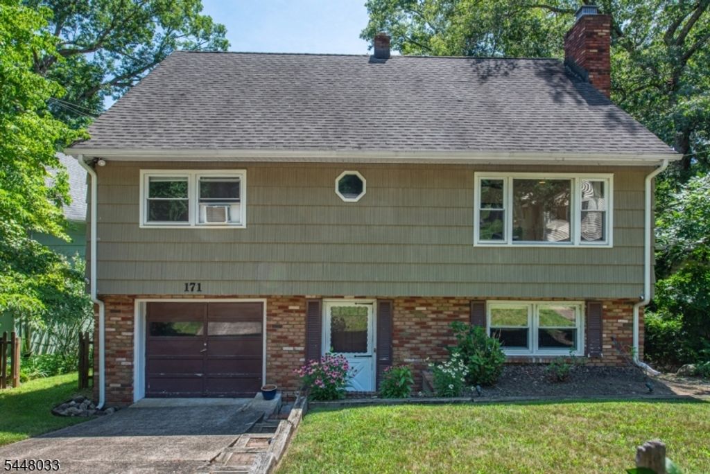 171 Skyline Lake Dr, Ringwood Boro, NJ 07456