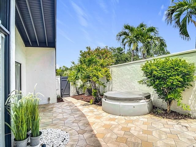 780 SARABAY ROAD 16, Osprey, FL 34229