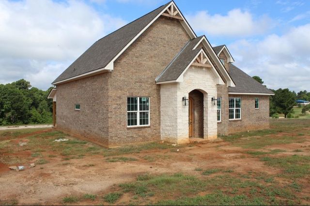 135 W Cupit Way, Gladewater, TX 75647