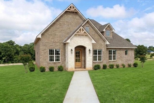135 W Cupit Way, Gladewater, TX 75647