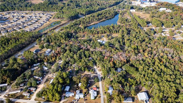 72 April Court, Freeport, FL 32439