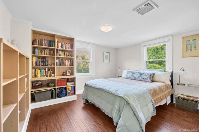 15 Jackson Street, Port Washington, NY 11050