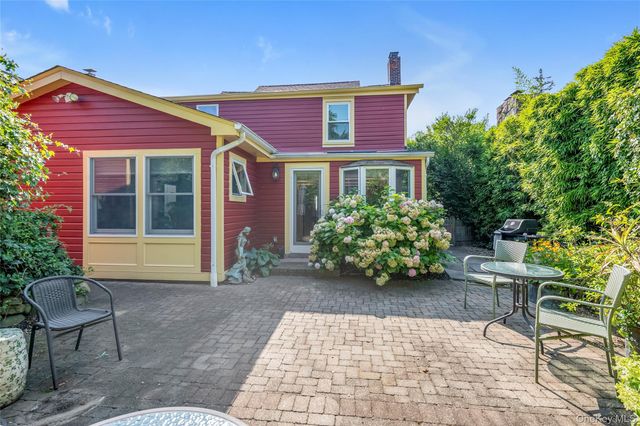 15 Jackson Street, Port Washington, NY 11050