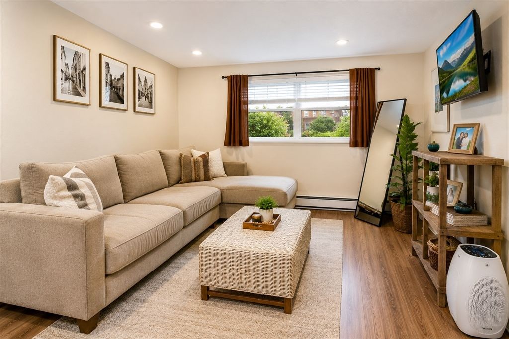 668 Robbins Ave 3, Dracut, MA 01826