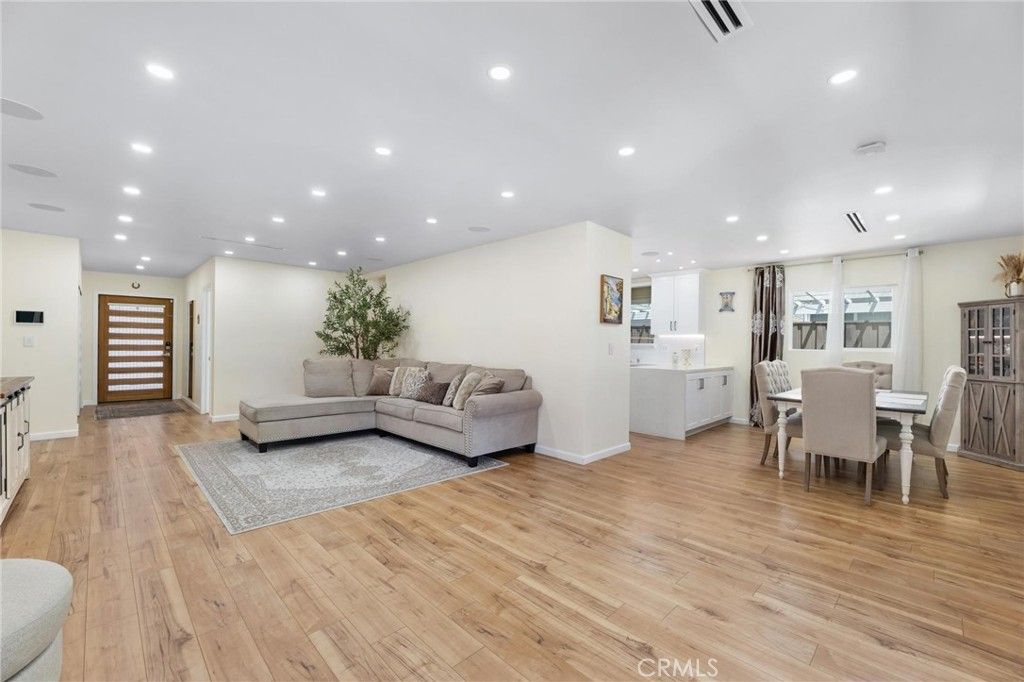 Image 10 of property listing at 8416 Rhea Avenue, Northridge, CA 91324