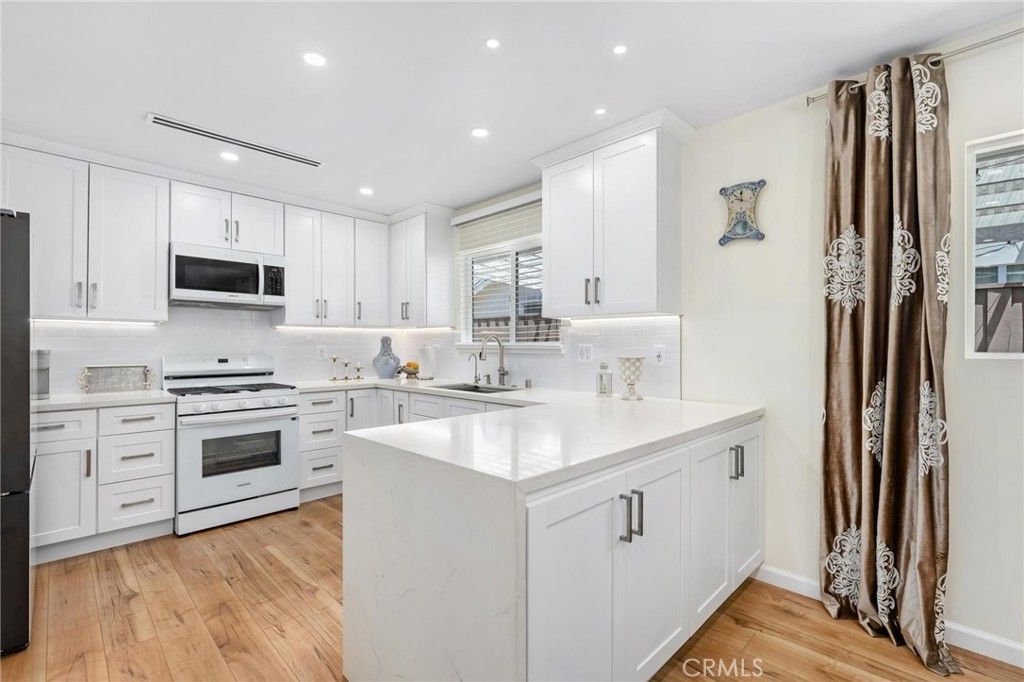 Image 13 of property listing at 8416 Rhea Avenue, Northridge, CA 91324