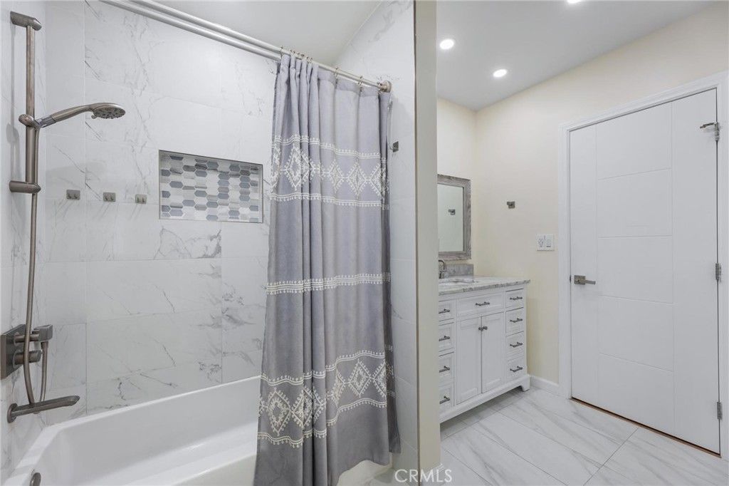 Image 18 of property listing at 8416 Rhea Avenue, Northridge, CA 91324
