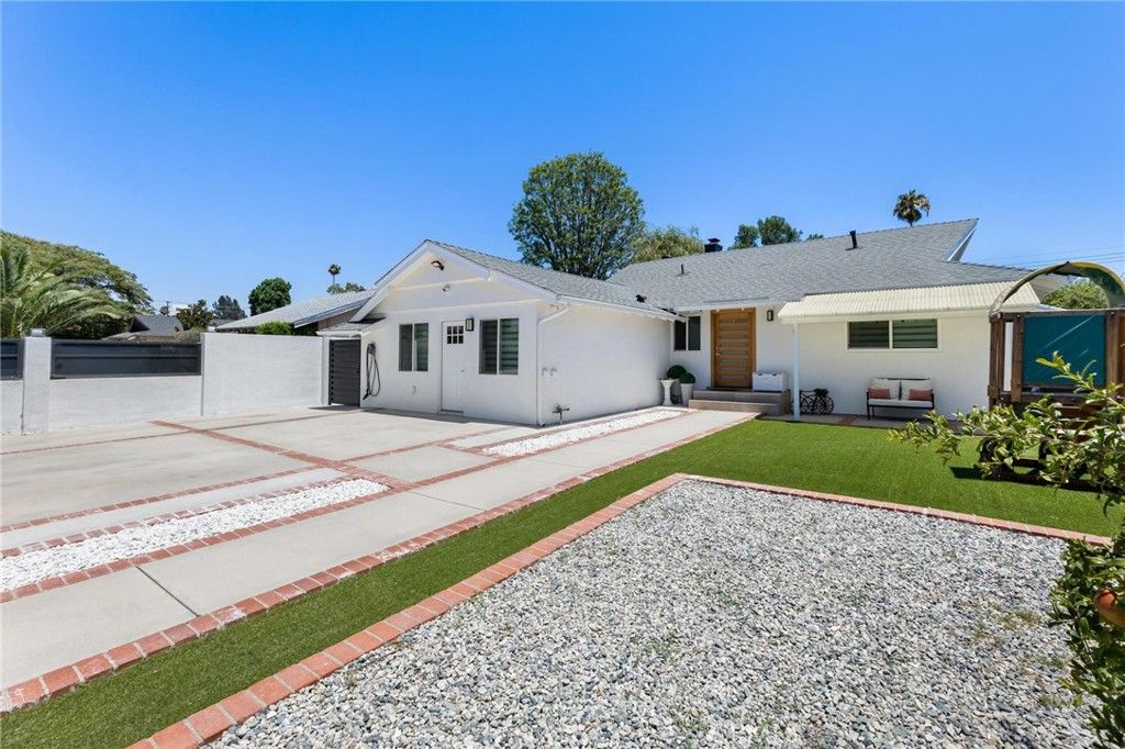 Image 3 of property listing at 8416 Rhea Avenue, Northridge, CA 91324